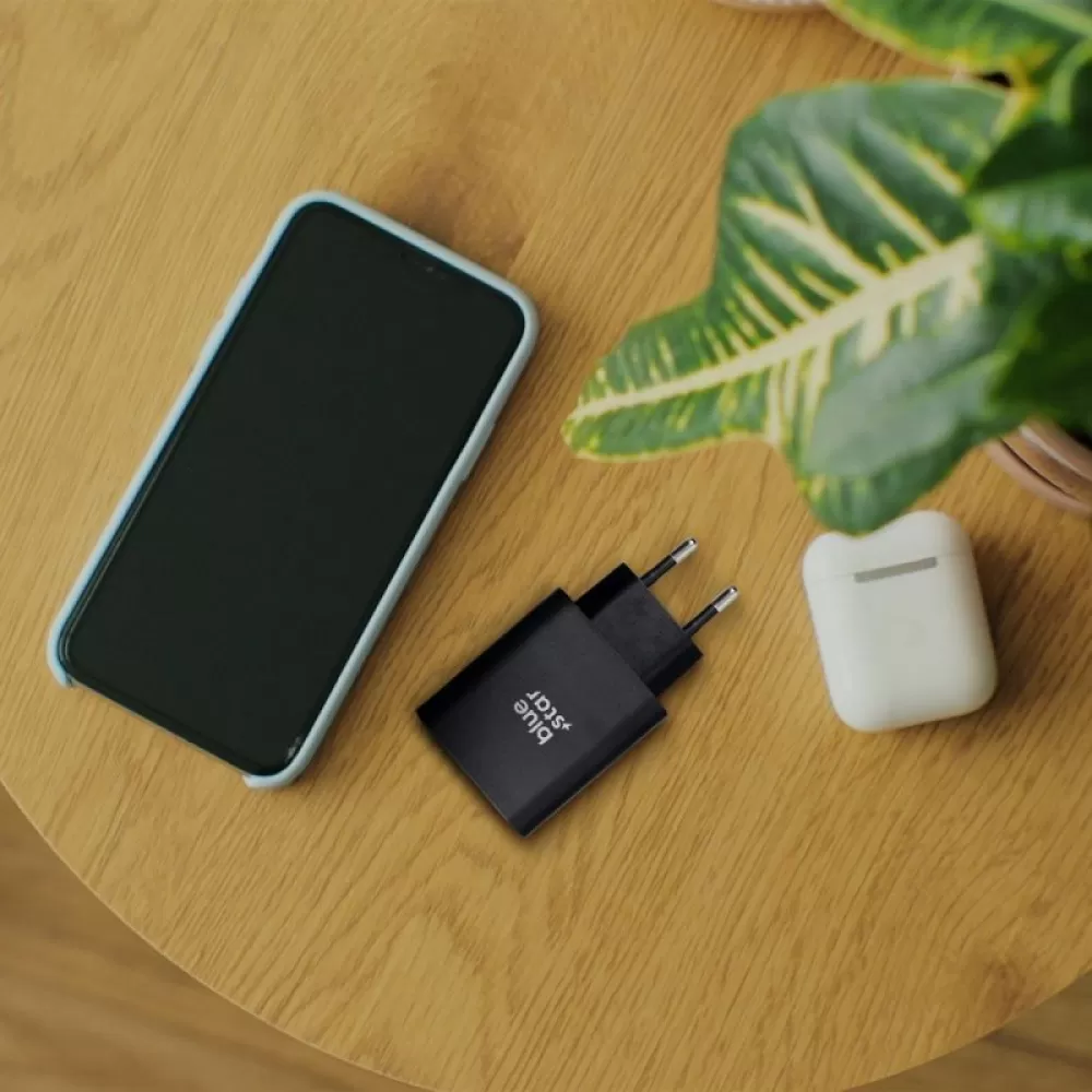 BLUE STAR kucni punjac sa USB C + USB-A prikljuccima PD QC4.0 3A 25W TFB-TC-25WPD crni
