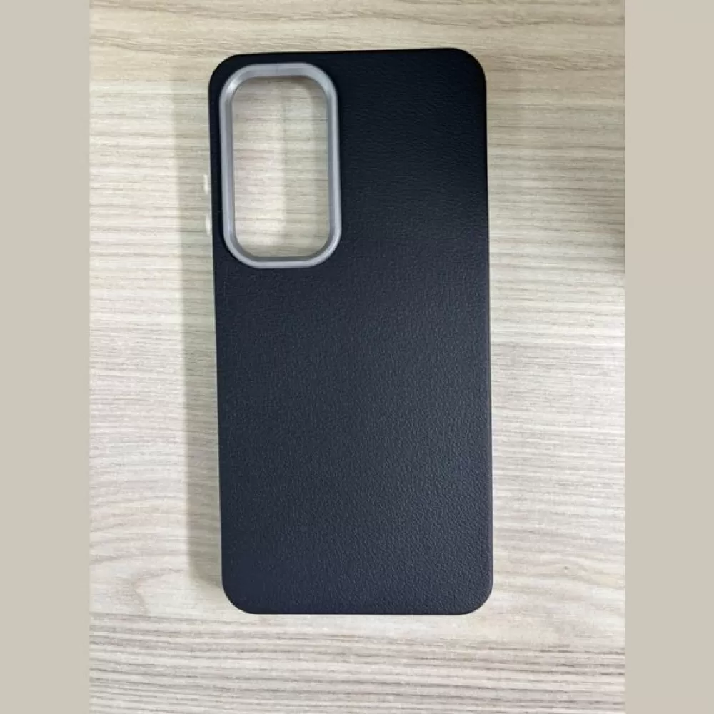 Futrola Kozna sa okvirom oko kamere za Samsung S24 crna