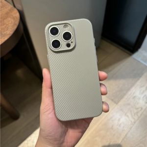 Futrola ULTRA THIN CARBON za iPhone 16 siva